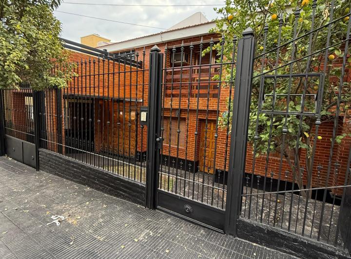 Casa · 180m² · 6 Ambientes · 3 Cocheras