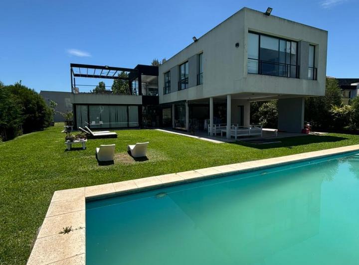 Casa · 220m² · 5 Ambientes · 1 Cochera