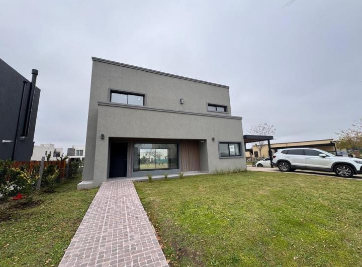 Casa · 169m² · 4 Ambientes · 1 Cochera