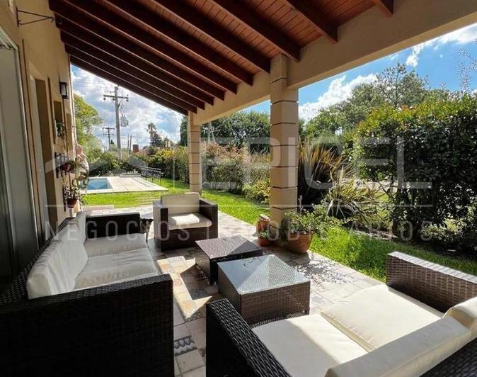 Casa · 250m² · 4 Ambientes · 1 Cochera