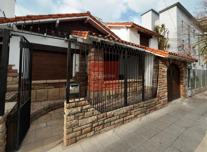 Casa · 240m² · 6 Ambientes · 1 Cochera