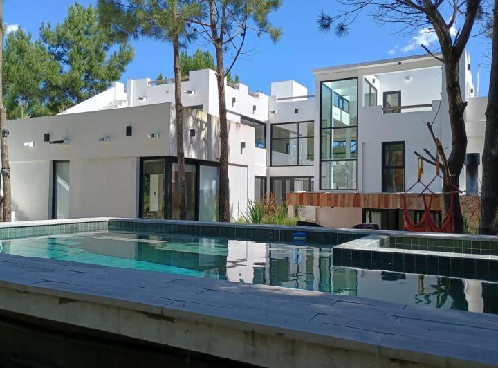 Casa · 450m² · 12 Ambientes · 2 Cocheras