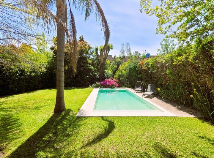 Casa · 240m² · 5 Ambientes · 1 Cochera