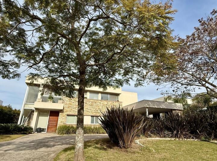Casa · 406m² · 6 Ambientes · 1 Cochera