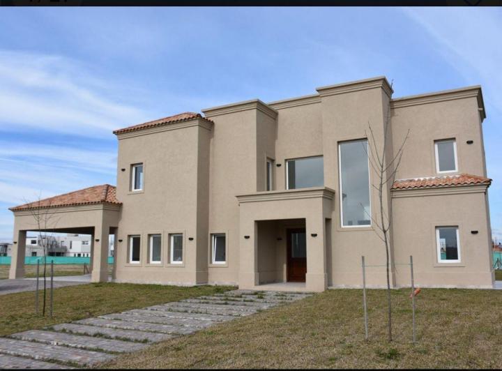 Casa · 290m² · 4 Ambientes · 2 Cocheras