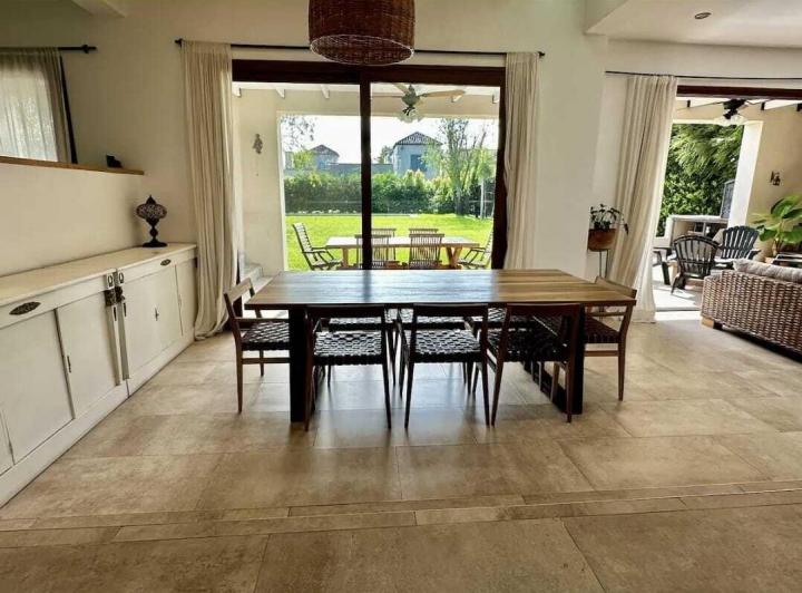Casa · 290m² · 6 Ambientes · 1 Cochera