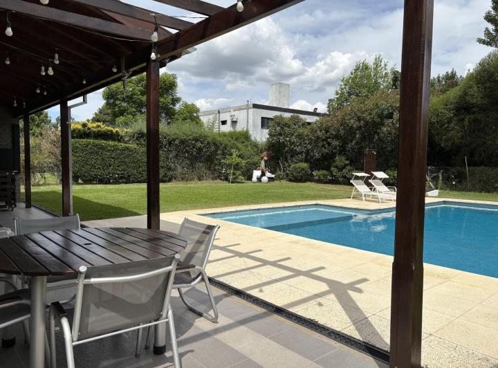 Casa · 220m² · 5 Ambientes · 3 Cocheras