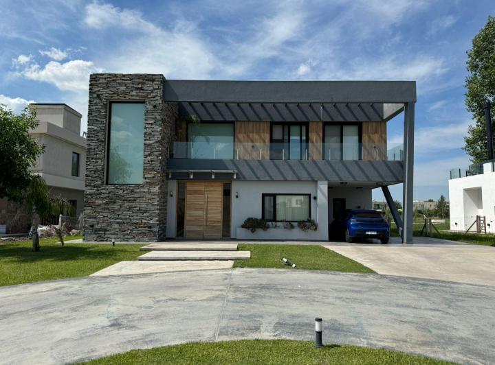 Casa · 322m² · 5 Ambientes · 2 Cocheras