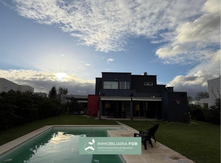 Casa · 220m² · 5 Ambientes · 2 Cocheras