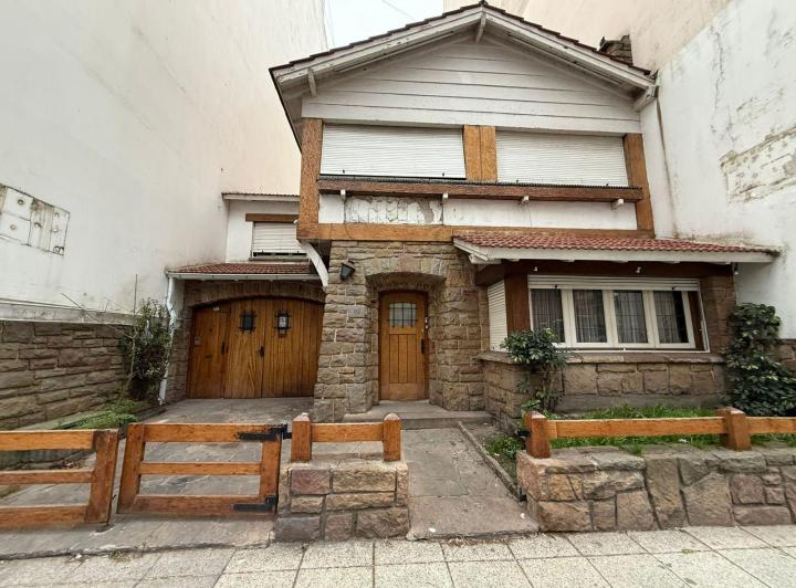Casa · 250m² · 8 Ambientes · 1 Cochera
