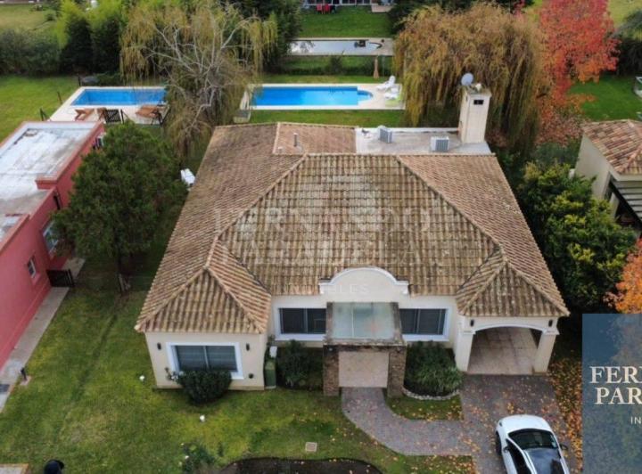 Casa · 200m² · 5 Ambientes · 4 Cocheras
