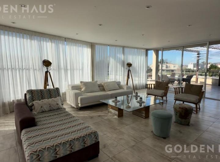 Casa · 286m² · 5 Ambientes · 3 Cocheras