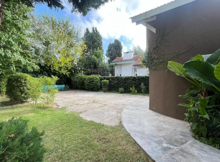 Casa · 325m² · 8 Ambientes · 6 Cocheras