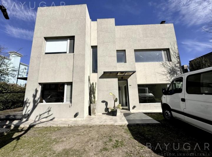 Casa · 156m² · 5 Ambientes · 3 Cocheras