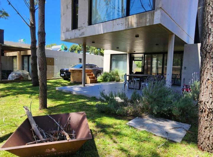 Casa · 90m² · 4 Ambientes · 3 Cocheras