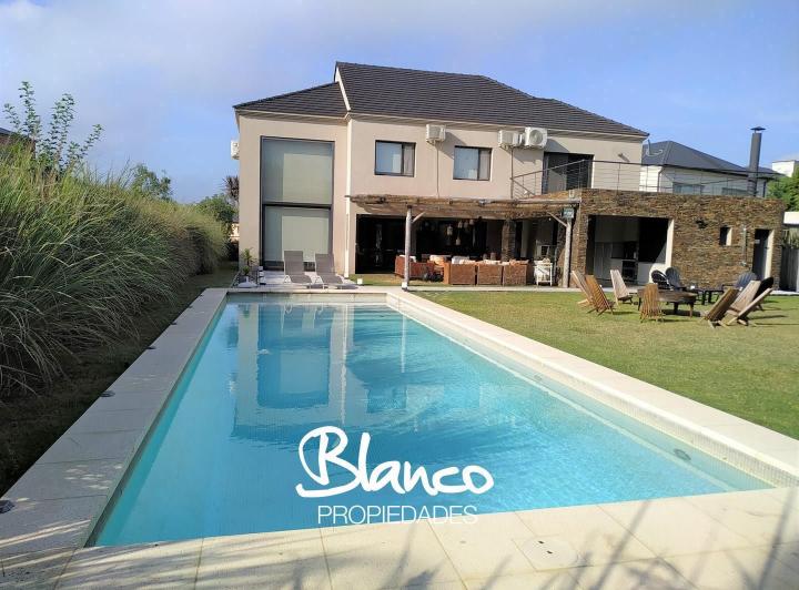 Casa · 370m² · 4 Ambientes · 4 Cocheras