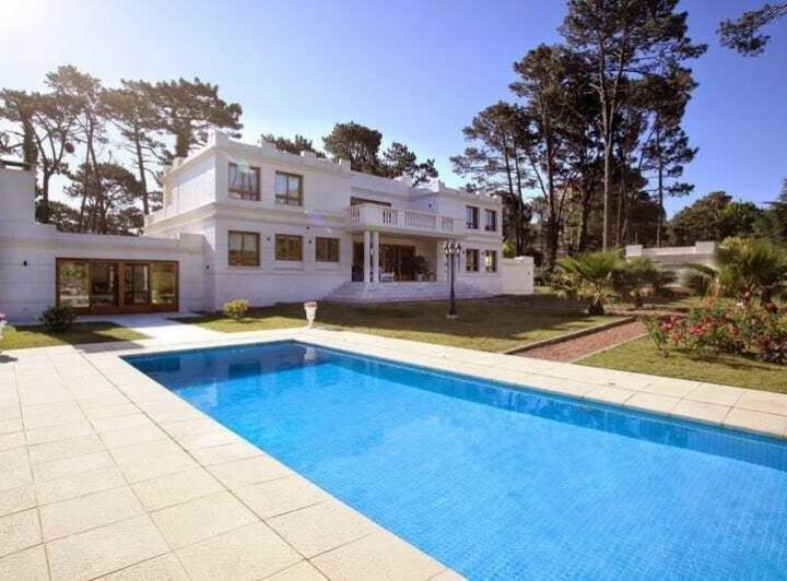 Casa · 800m² · 6 Ambientes · 10 Cocheras