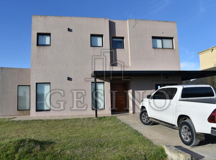 Casa · 200m² · 6 Ambientes · 2 Cocheras