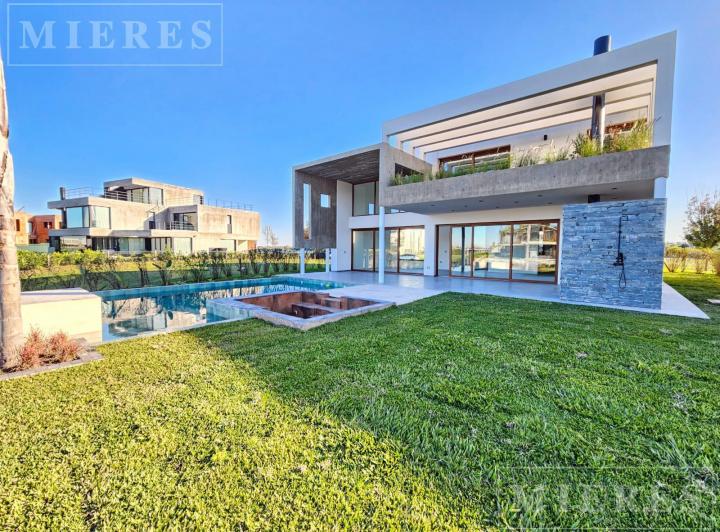 Casa · 322m² · 5 Ambientes · 2 Cocheras