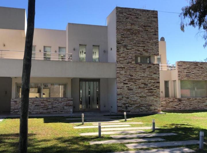 Casa · 380m² · 6 Ambientes · 2 Cocheras