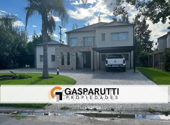 Casa · 380m² · 4 Ambientes · 8 Cocheras