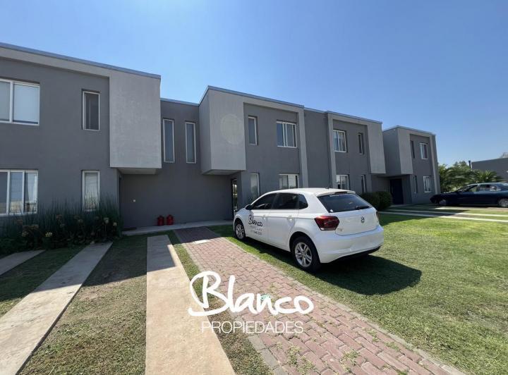 Casa · 104m² · 4 Ambientes · 2 Cocheras