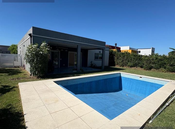 Casa · 180m² · 5 Ambientes · 4 Cocheras