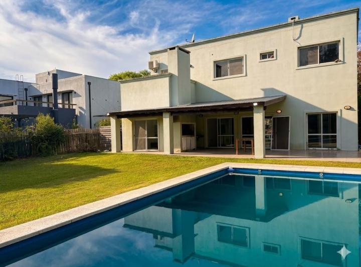 Casa · 225m² · 6 Ambientes · 3 Cocheras
