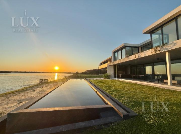 Casa · 406m² · 7 Ambientes · 4 Cocheras