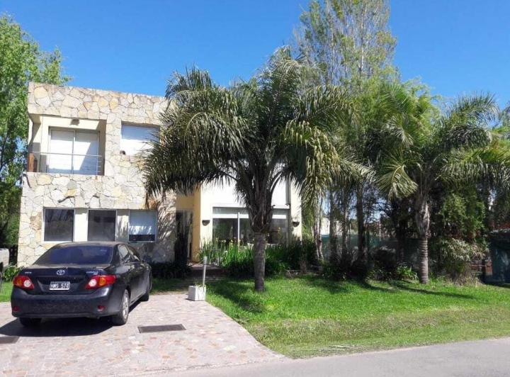 Casa · 390m² · 6 Ambientes · 1 Cochera