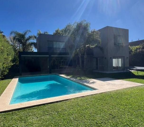 Casa · 320m² · 8 Ambientes · 1 Cochera
