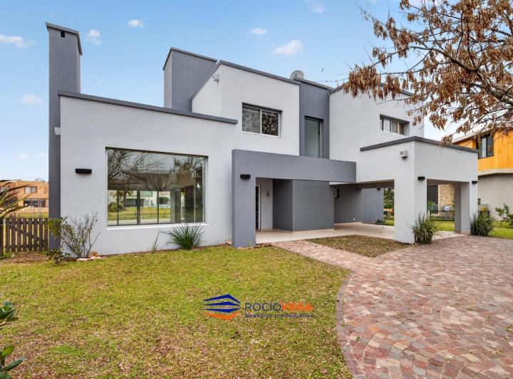 Casa · 300m² · 5 Ambientes · 2 Cocheras