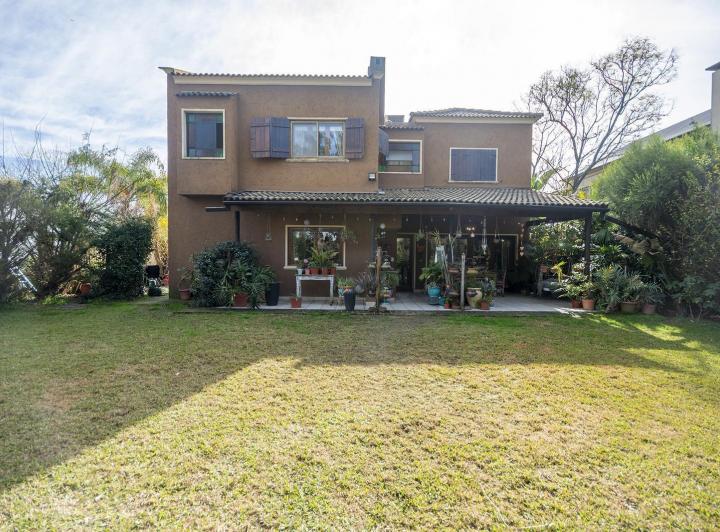 Casa · 162m² · 5 Ambientes · 2 Cocheras