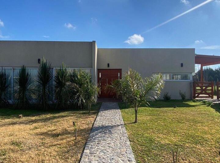Casa · 140m² · 4 Ambientes · 2 Cocheras
