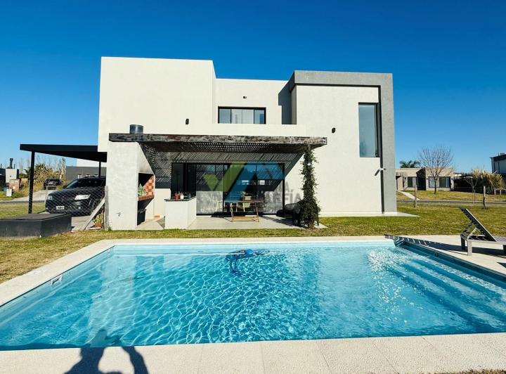 Casa · 221m² · 5 Ambientes · 2 Cocheras