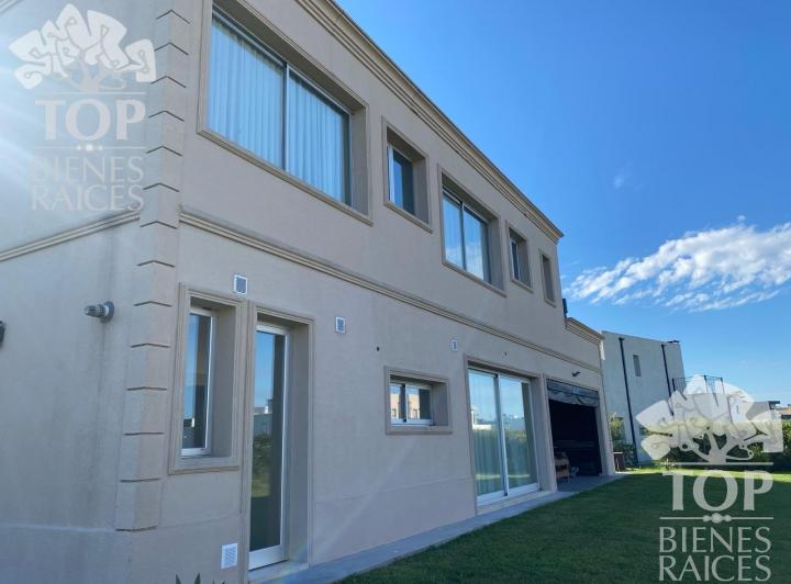 Casa · 180m² · 4 Ambientes · 2 Cocheras