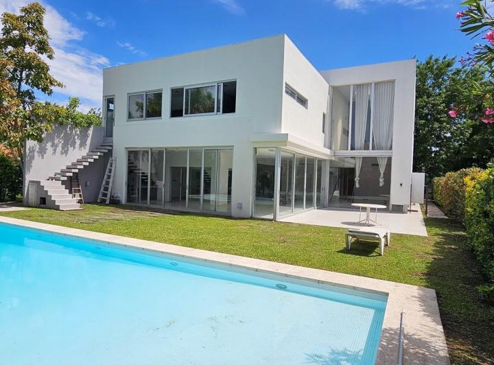 Casa · 420m² · 5 Ambientes · 2 Cocheras
