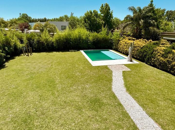 Casa · 200m² · 5 Ambientes · 2 Cocheras