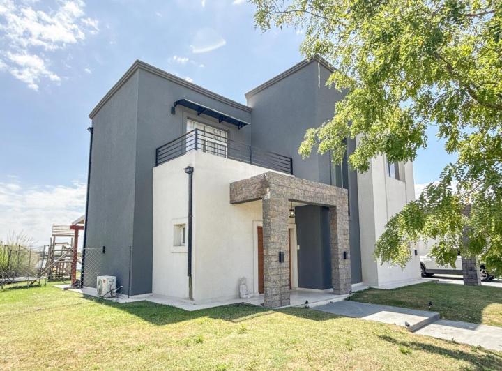 Casa · 170m² · 4 Ambientes · 2 Cocheras