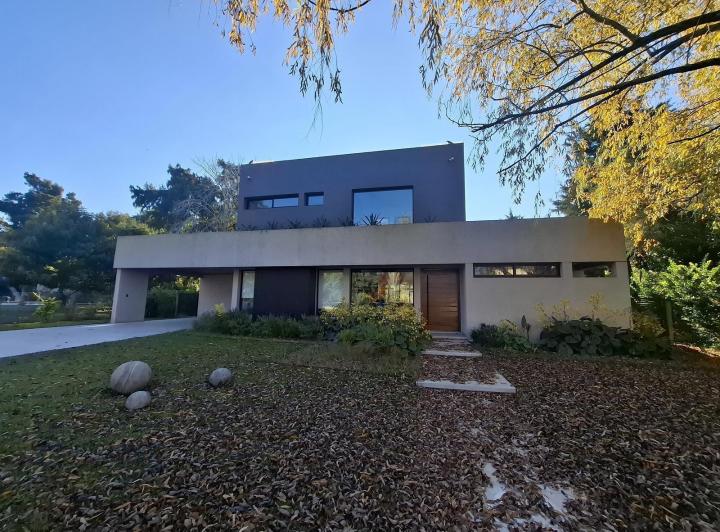Casa · 186m² · 4 Ambientes · 6 Cocheras