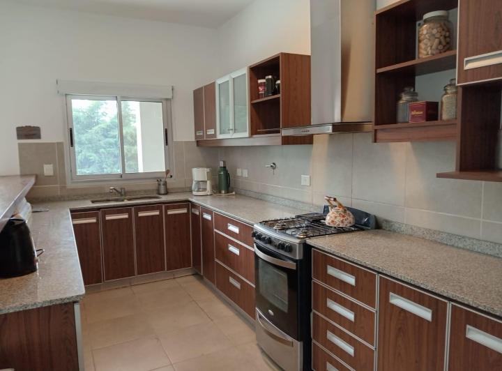Casa · 230m² · 4 Ambientes · 2 Cocheras