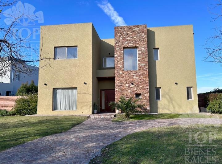 Casa · 916m² · 6 Ambientes · 6 Cocheras