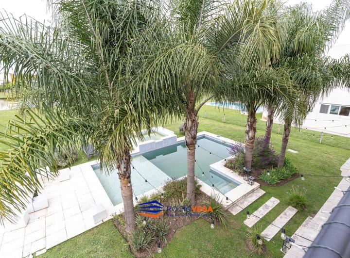 Casa · 335m² · 6 Ambientes · 2 Cocheras