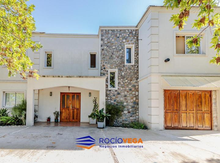 Casa · 300m² · 5 Ambientes · 2 Cocheras