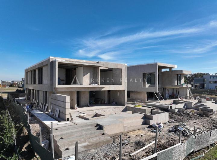 Casa · 550m² · 6 Ambientes · 6 Cocheras