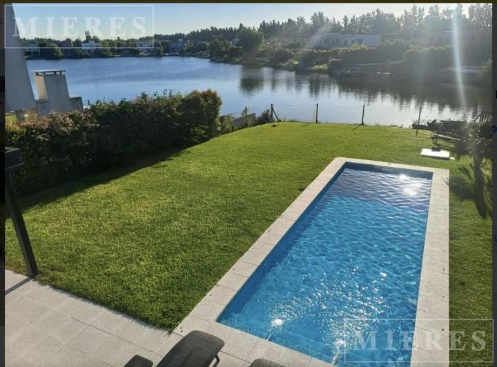 Casa · 270m² · 7 Ambientes · 3 Cocheras