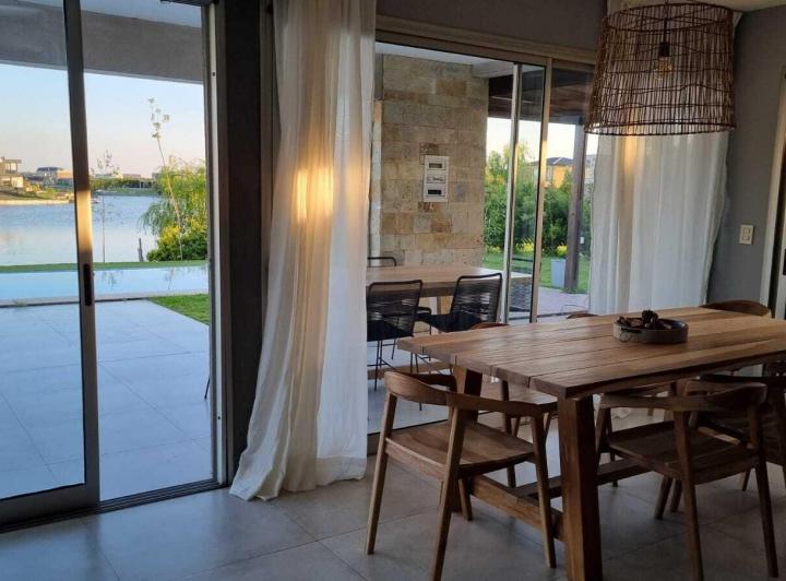 Casa · 200m² · 4 Ambientes · 2 Cocheras