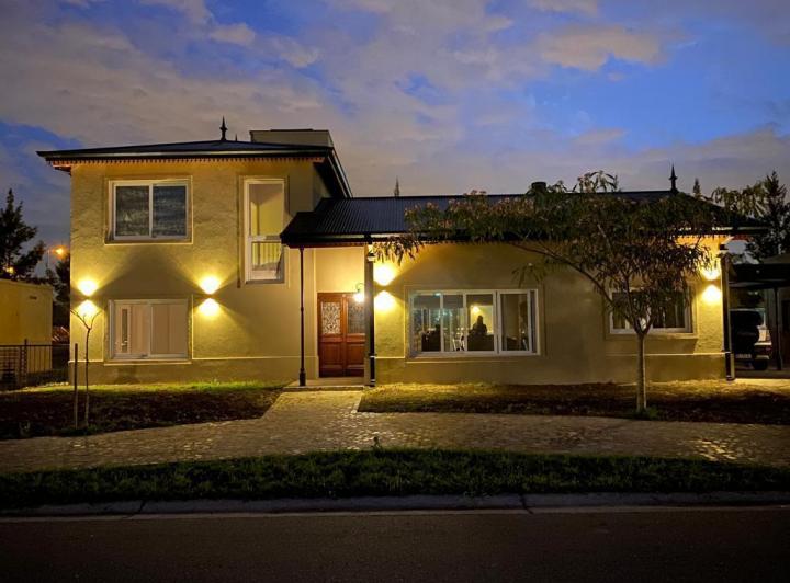 Casa · 180m² · 5 Ambientes · 2 Cocheras
