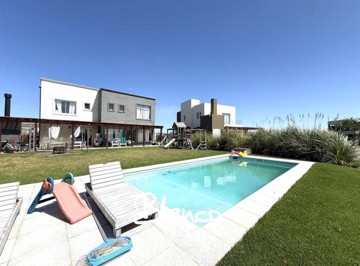 Casa · 169m² · 5 Ambientes · 1 Cochera