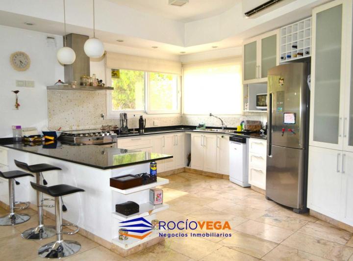 Casa · 250m² · 6 Ambientes · 2 Cocheras
